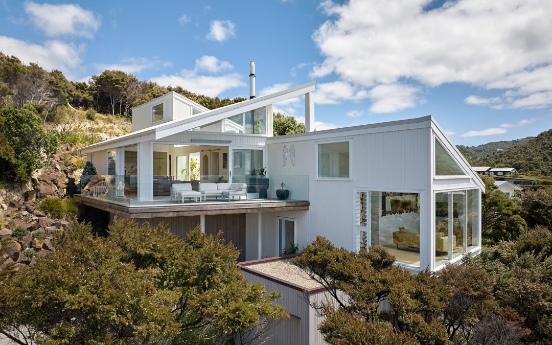 Light-filled design embraces landscape, views and natural ventilation.