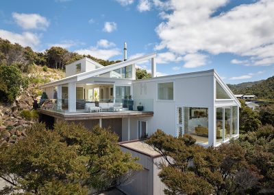 Light-filled design embraces landscape, views and natural ventilation.